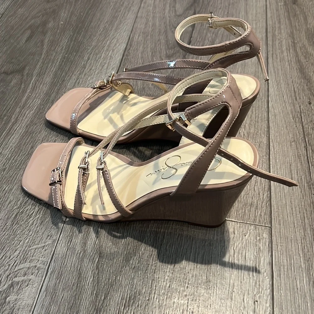 NWOT Jessica Simpson size 8.5M‎ beige/taupe wedge heels. excellent condition,